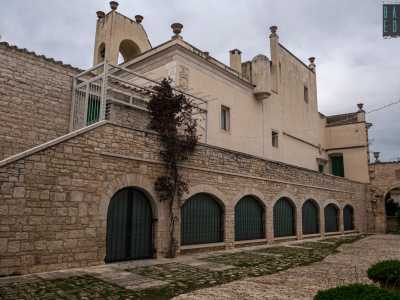 Una volta superato il passaggio ci ritroviamo cos� in un�area chiusa a destra da Villa Lamparelli, un tempo di propriet� della stirpe suddetta...